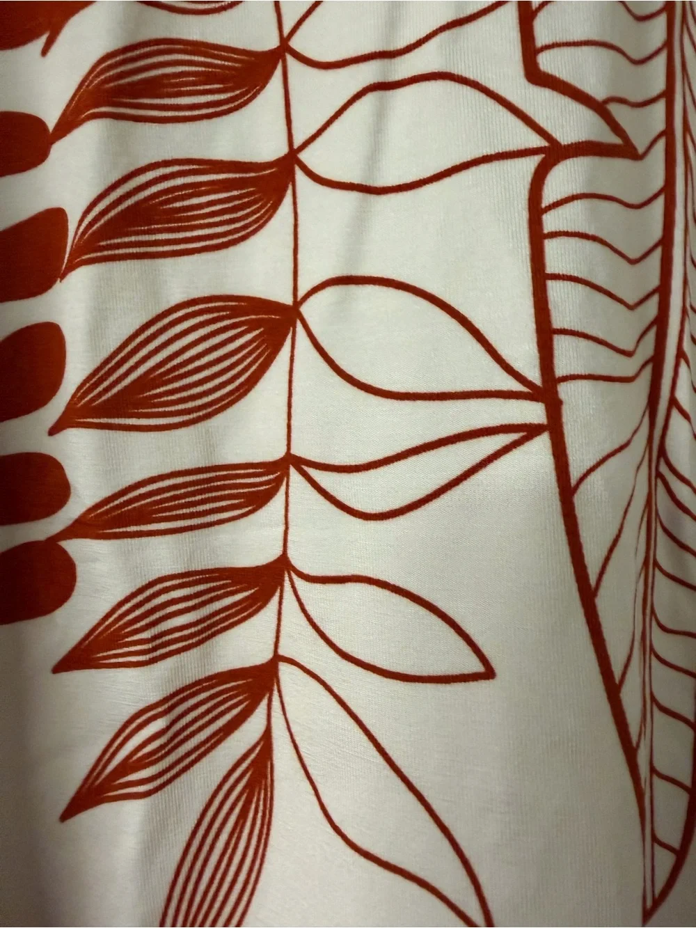 Fighting Eel White Top with Terracotta Leaf Motif